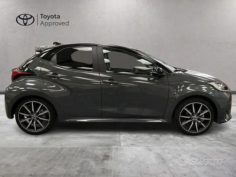Usata Toyota Yaris Hybrid Sport 131 CV (96 kW) 2025 Grigio Berlina