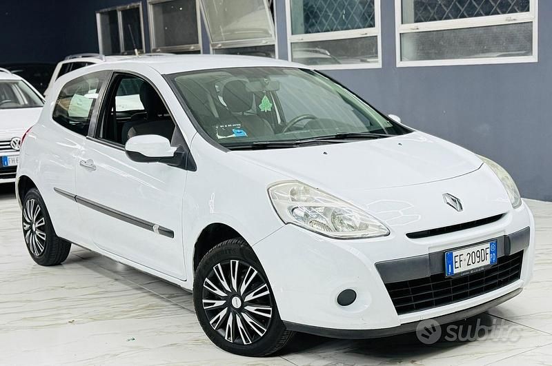 Usata Renault Clio II Luxe 75 CV (55 kW) 2010 Bianco Berlina