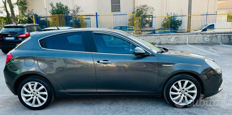 Usata Alfa Romeo Giulietta Distinctive 140 CV (102 kW) 2012 Grigio Berlina