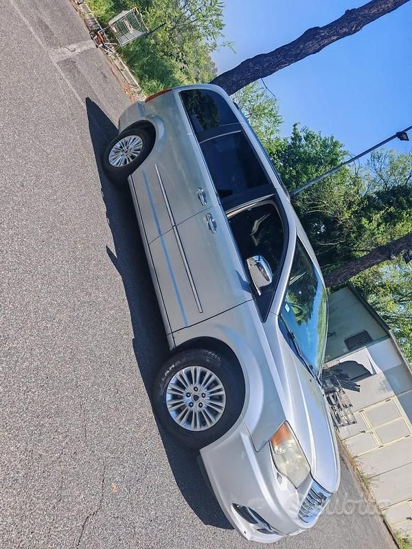 Usata Lancia Voyager 2012 Grigio Monovolume