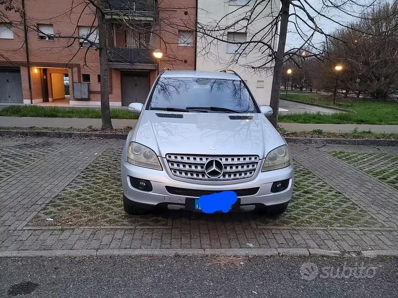 Usata Mercedes ML320 224 CV (164 kW) 2006 Grigio SUV