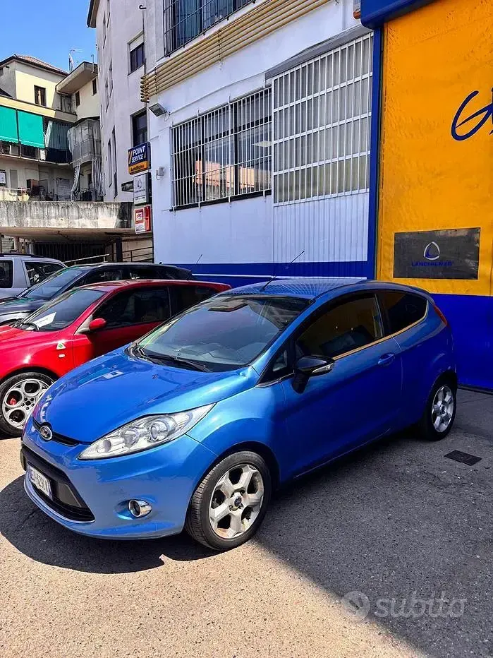 Usata Ford Fiesta 95 CV (69 kW) 2011 Blu Berlina