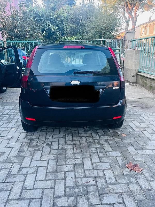 Usata Ford Fiesta 68 CV (50 kW) 2004 Nero Utilitaria