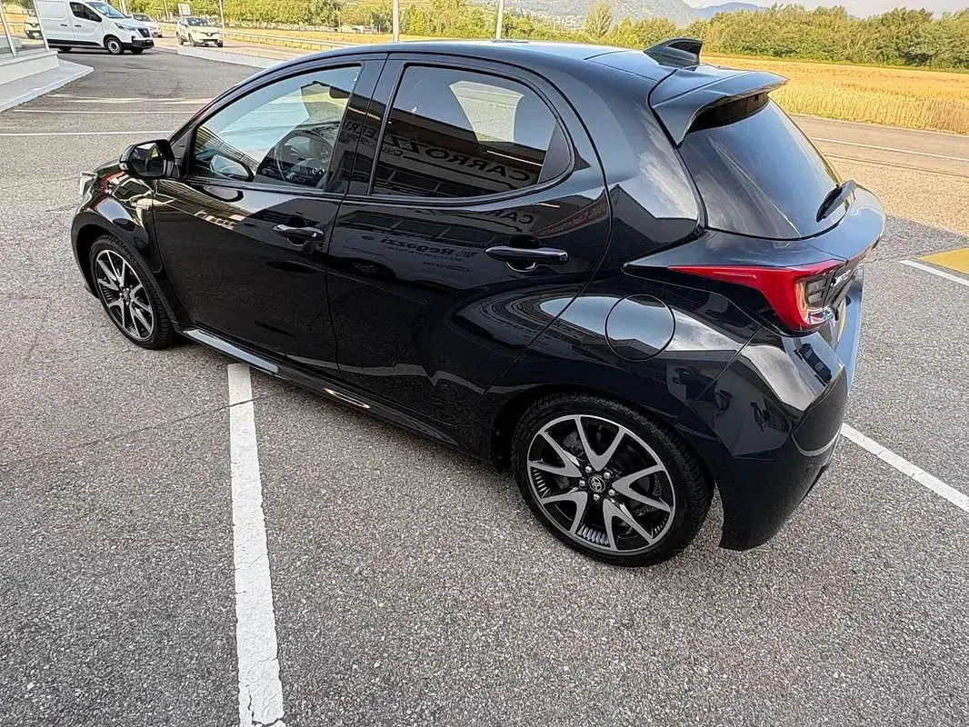 Usata Toyota Yaris Hybrid Lounge 92 CV (67 kW) 2020 Nero Berlina