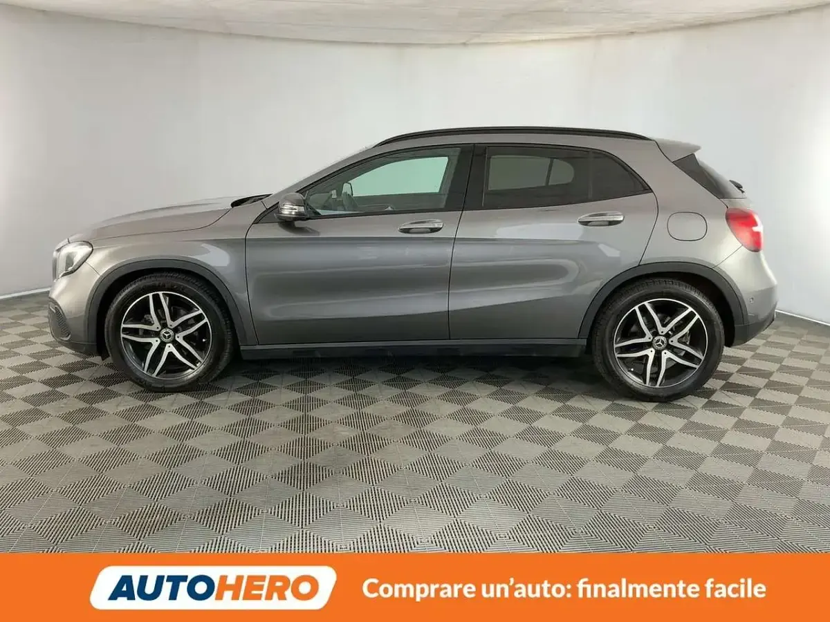 Usata Mercedes GLA180 122 CV (89 kW) 2020 Grigio SUV