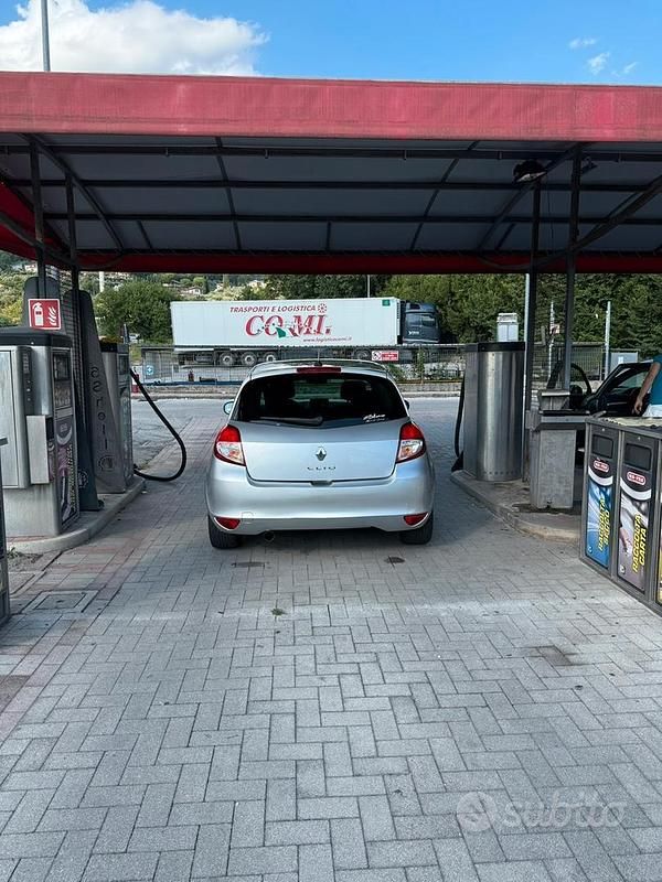 Usata Renault Clio II 70 CV (51 kW) 2010 Grigio Berlina