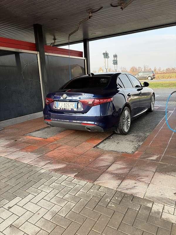 Usata Alfa Romeo Giulia Super 180 CV (132 kW) 2017 Blu Berlina