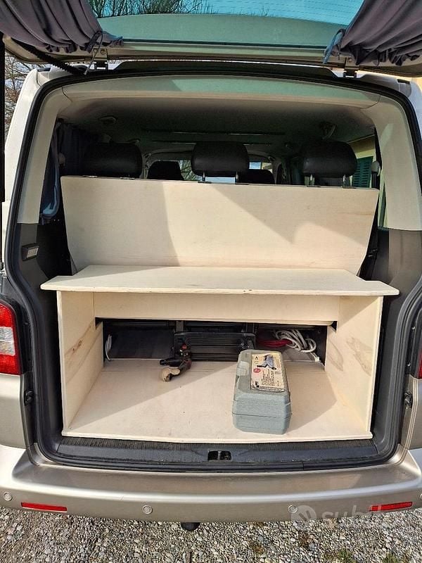 Usata VW Caravelle 174 CV (127 kW) 2008 Grigio Furgone