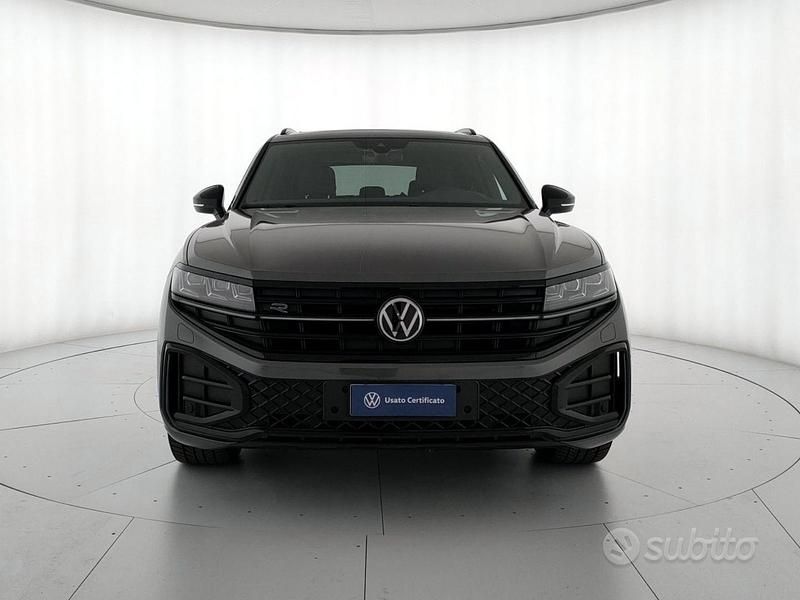 Usata VW Touareg R-line 231 CV (169 kW) 2024 Silicon grey metallizzato SUV
