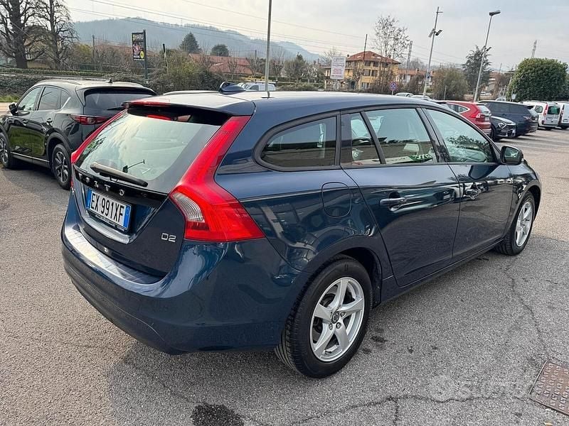 Usata Volvo V60 R-Design Momentum 114 CV (83 kW) 2014 Blu/azzurro Station wagon