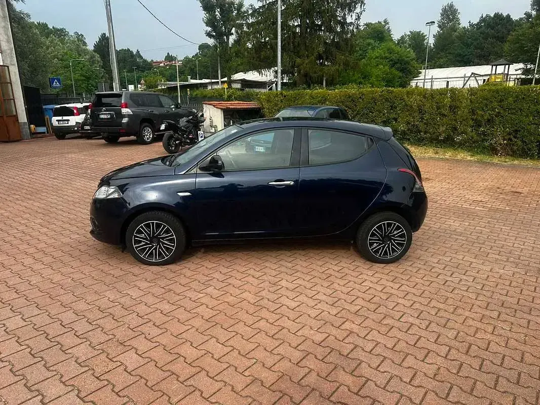 Usata Lancia Ypsilon Gold 69 CV (50 kW) 2018 Blu/azzurro Utilitaria