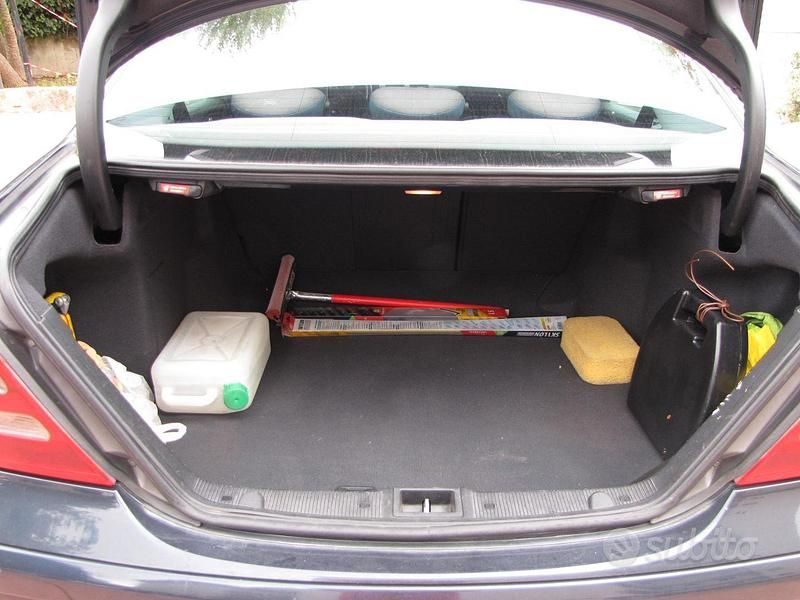 Usata 2002 Mercedes C220 Tre volumi | 2000 € - Immagine 1/4