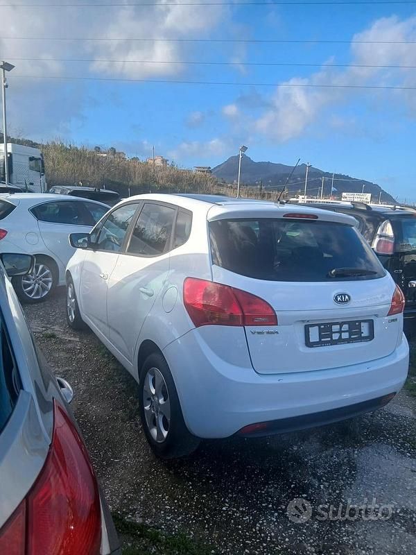Usata Kia Venga 90 CV (66 kW) 2012 Bianco Utilitaria