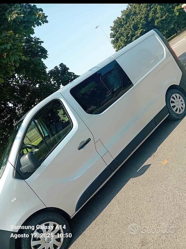 Usata Opel Vivaro 145 CV (106 kW) 2016 Grigio Monovolume