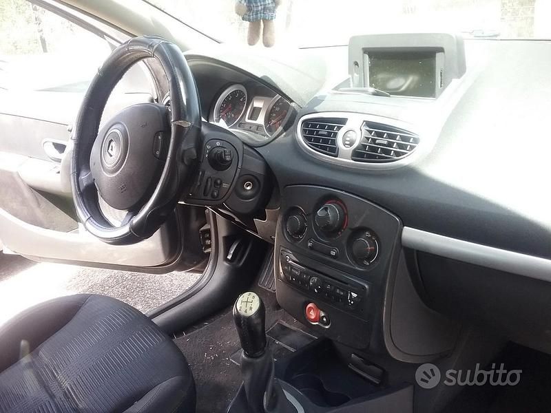 Nero Usata 2009 Renault Clio II Berlina | 2600 € (Buon prezzo) - Immagine 1/4
