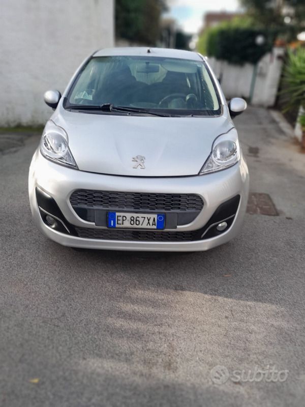 Grigio Usata 2013 Peugeot 107 Due volumi | 5000 € (Buon prezzo) - Immagine 1/4
