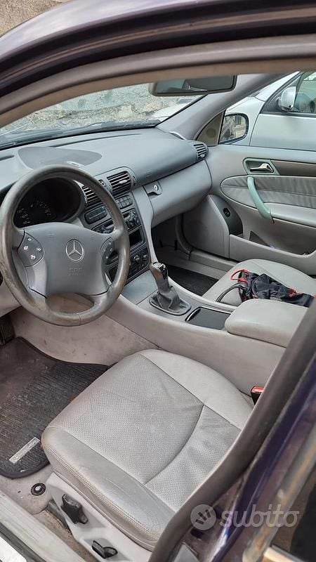 Begagnad Mercedes C220 129 HK (94 kW) 2004 Blå Sedan