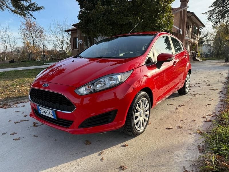 Rosso Usata 2016 Ford Fiesta Tre volumi | 5900 € (Buon prezzo) - Immagine 1/4