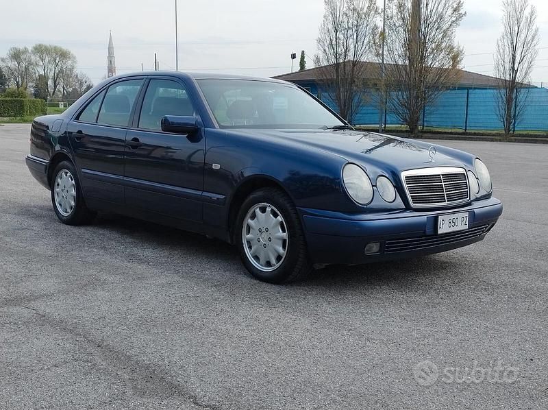 Usata Mercedes E200 Classic 136 CV (100 kW) 1997 Blu Berlina