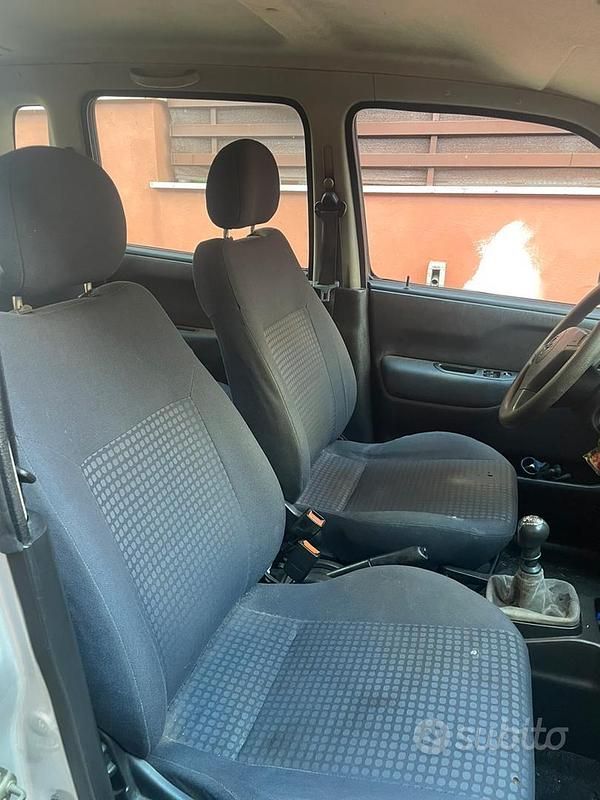 Usata Opel Agila Club 80 CV (58 kW) 2006 Grigio Monovolume