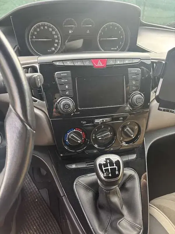Usata Lancia Ypsilon Silver 69 CV (50 kW) 2016 Utilitaria