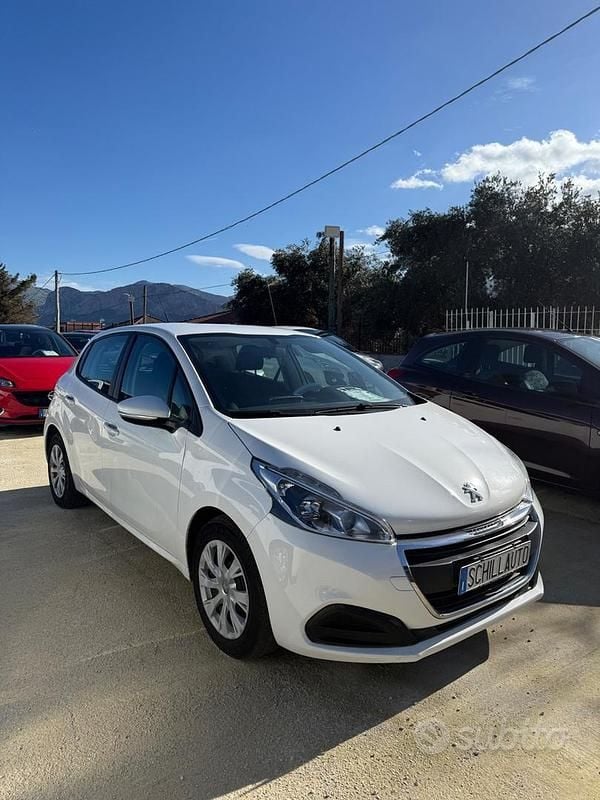 Usata Peugeot 208 GT-line 101 CV (74 kW) 2020 Bianco Utilitaria