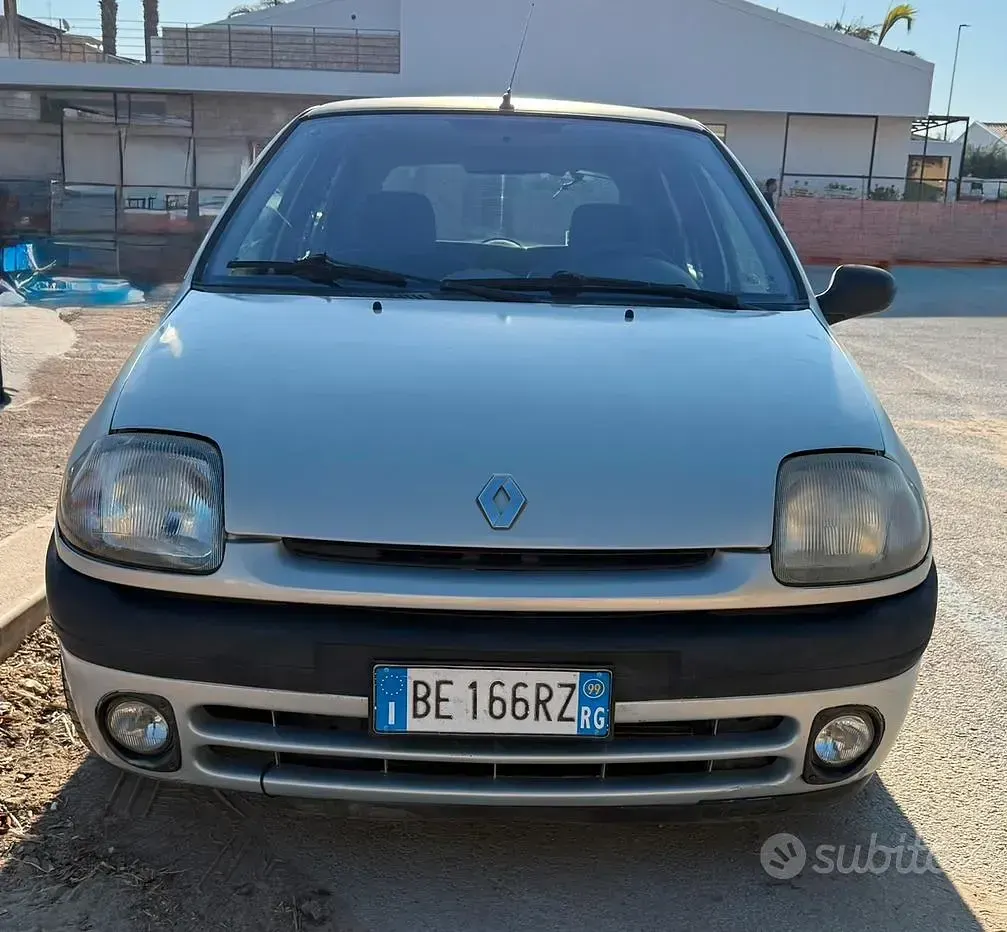 Usata Renault Clio II 64 CV (47 kW) 1999 Grigio Berlina