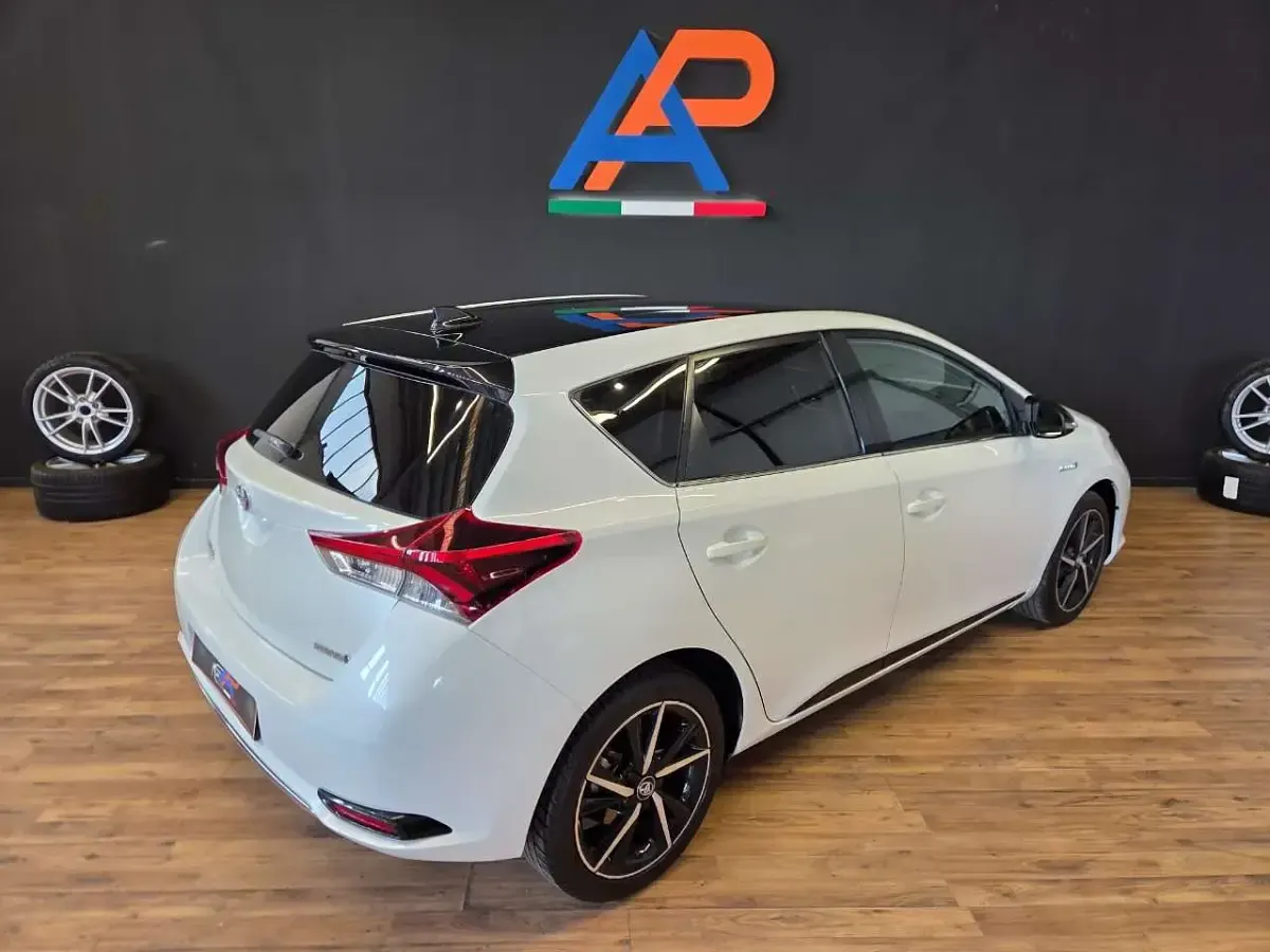 Usata Toyota Auris Hybrid Lounge 99 CV (72 kW) 2018 Bianco Berlina