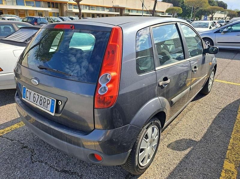 Usata Ford Fiesta 75 CV (55 kW) 2005 Grigio Utilitaria