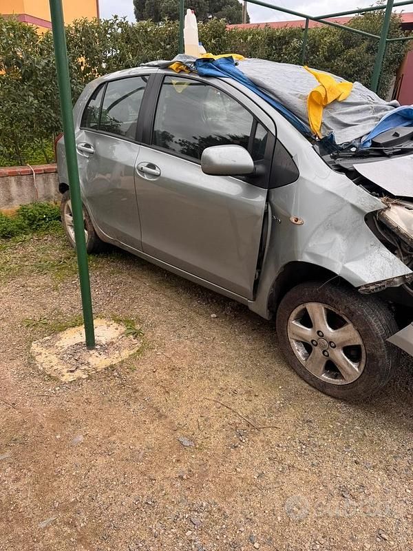 Usata Toyota Yaris 90 CV (66 kW) 2006 Grigio Utilitaria
