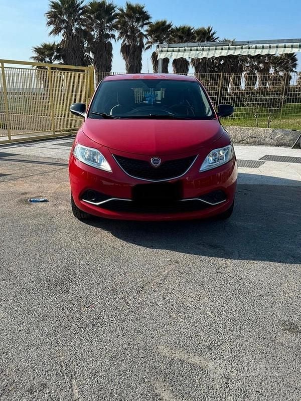 Usata Lancia Ypsilon Gold 69 CV (50 kW) 2015 Rosso Utilitaria