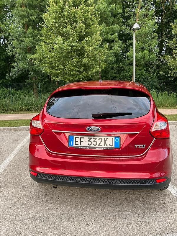Usata Ford Focus Titanium 105 CV (77 kW) 2011 Rosso Utilitaria