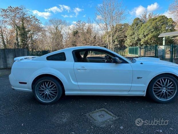 Usata Ford Mustang GT 305 CV (224 kW) 2008 Bianco Coupé