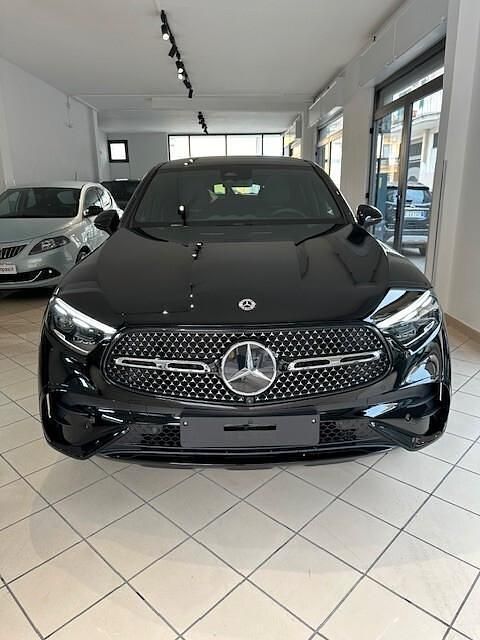 Nero Nuova 2025 Mercedes 220 AMG Line Premium Plus Coupé | 81.000 € (Cara) - Immagine 1/4