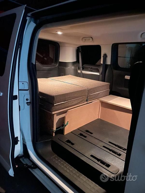 Begagnad Peugeot Traveller 180 HK (132 kW) 2019 Vit Minibuss