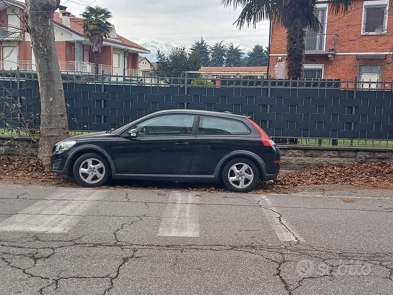 Usata Volvo C30 115 CV (84 kW) 2012 Nero Utilitaria