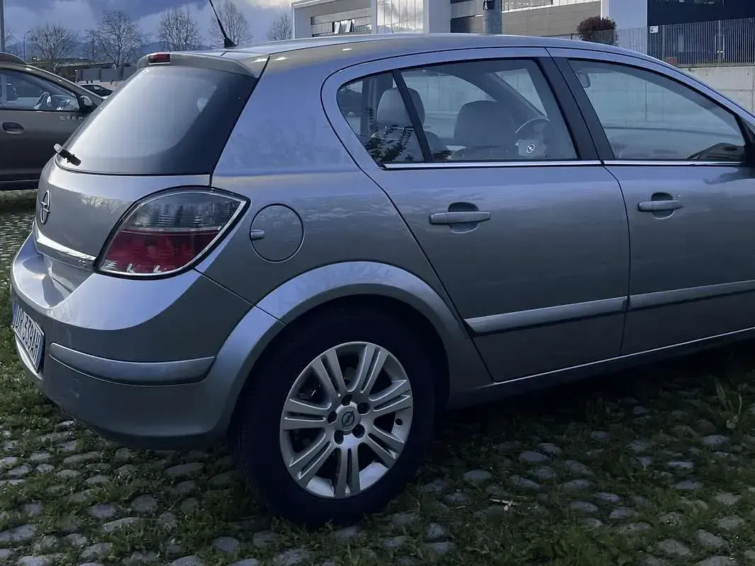Usata Opel Astra Club 116 CV (85 kW) 2008 Argento Berlina
