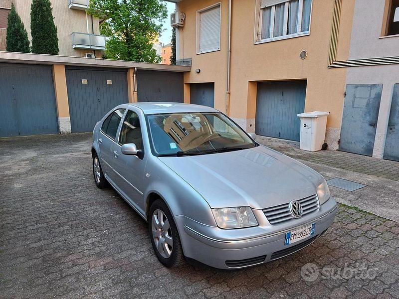 Usata VW Bora Highline 105 CV (77 kW) 2001 Argento Berlina