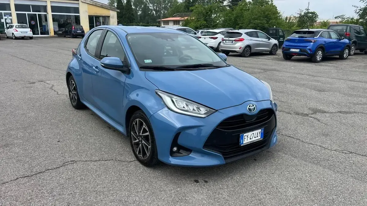 Usata Toyota Yaris Hybrid Lounge 92 CV (67 kW) 2021 Blu Berlina