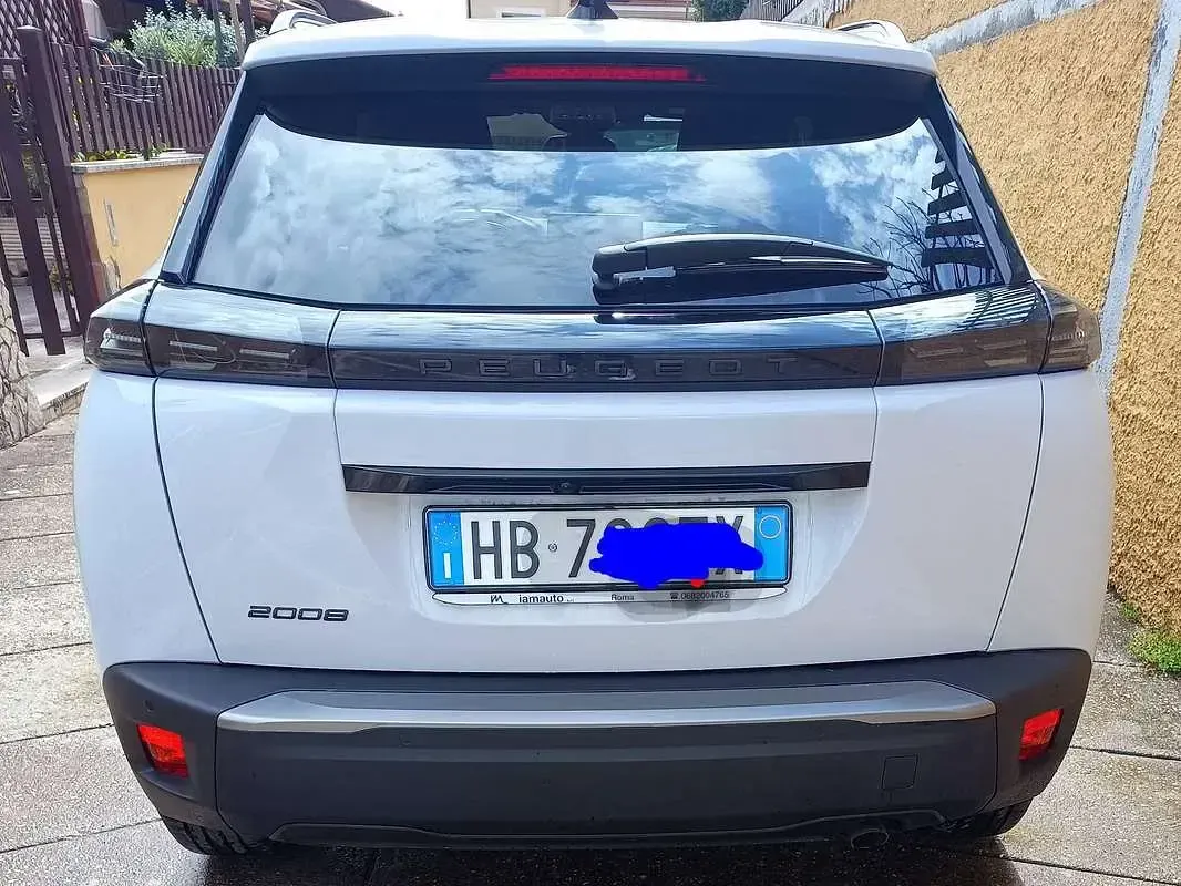 Usata Peugeot 2008 Allure 101 CV (74 kW) 2024 Bianco SUV