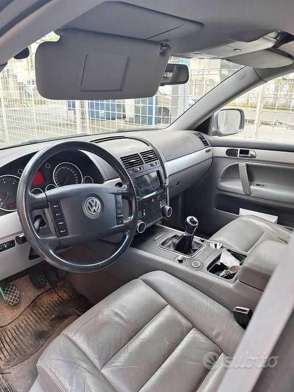Usata VW Touareg 174 CV (127 kW) 2005 Grigio SUV