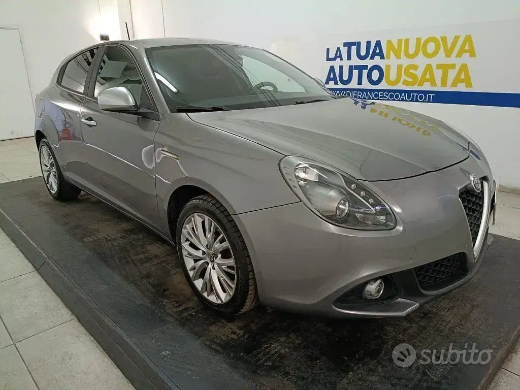 Usata Alfa Romeo Giulietta Super 120 CV (88 kW) 2017 Grigio metallizzato Utilitaria