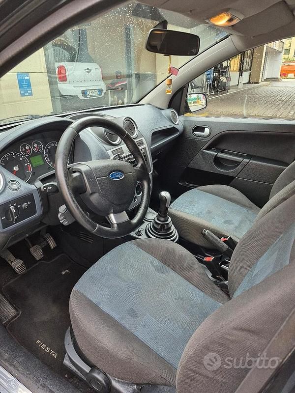 Usado Ford Fiesta 75 HP (55 kW) 2007 Preto Citadino