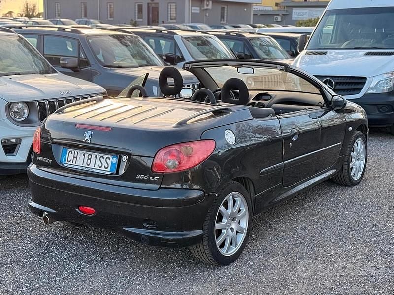 Usata Peugeot 206 CC 109 CV (80 kW) 2003 Nero Cabrio