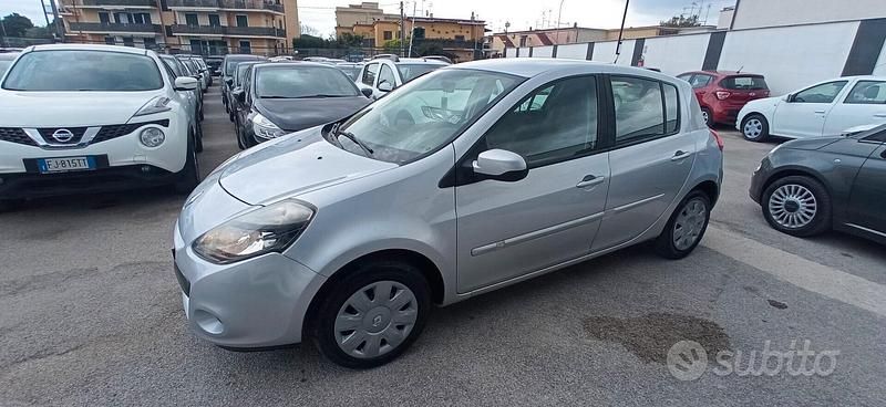 Usata Renault Clio II 75 CV (55 kW) 2011 Argento Berlina