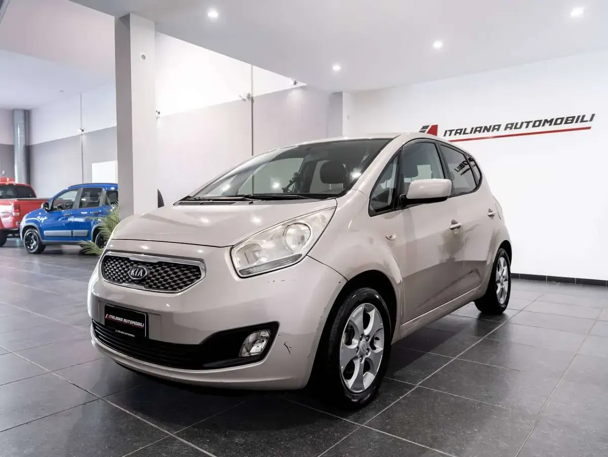 Usata Kia Venga EX 90 CV (66 kW) 2010 Argento Utilitaria