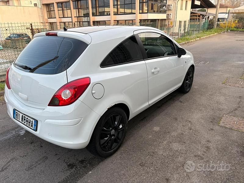 Usata Opel Corsa 75 CV (55 kW) 2011 Bianco Utilitaria