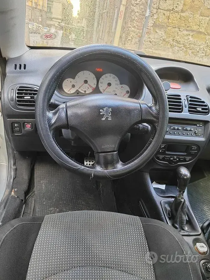 Usata Peugeot 206 CC 109 CV (80 kW) 2003 Grigio Cabrio