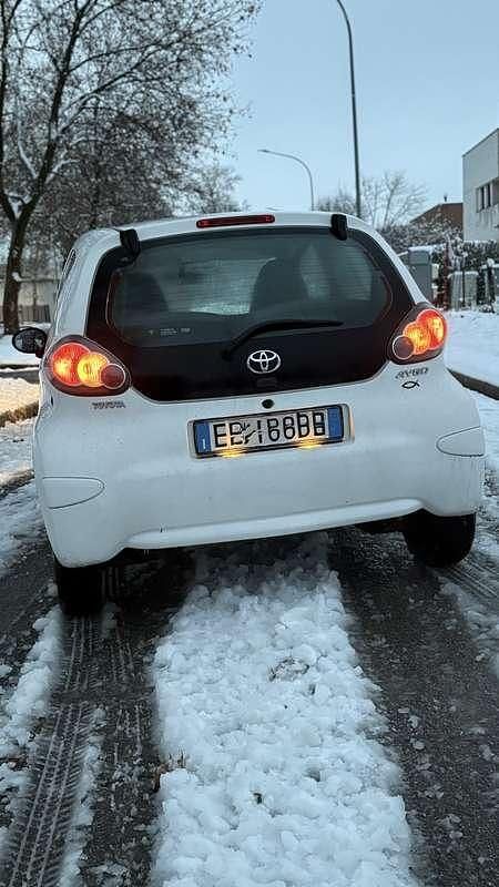 Usata Toyota Aygo Connect Style 68 CV (50 kW) 2011 Bianco Utilitaria