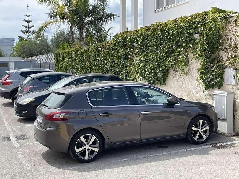 Usata 2014 Peugeot 308 Business-Line Tre volumi | 7000 € (Molto cara) - Immagine 1/4